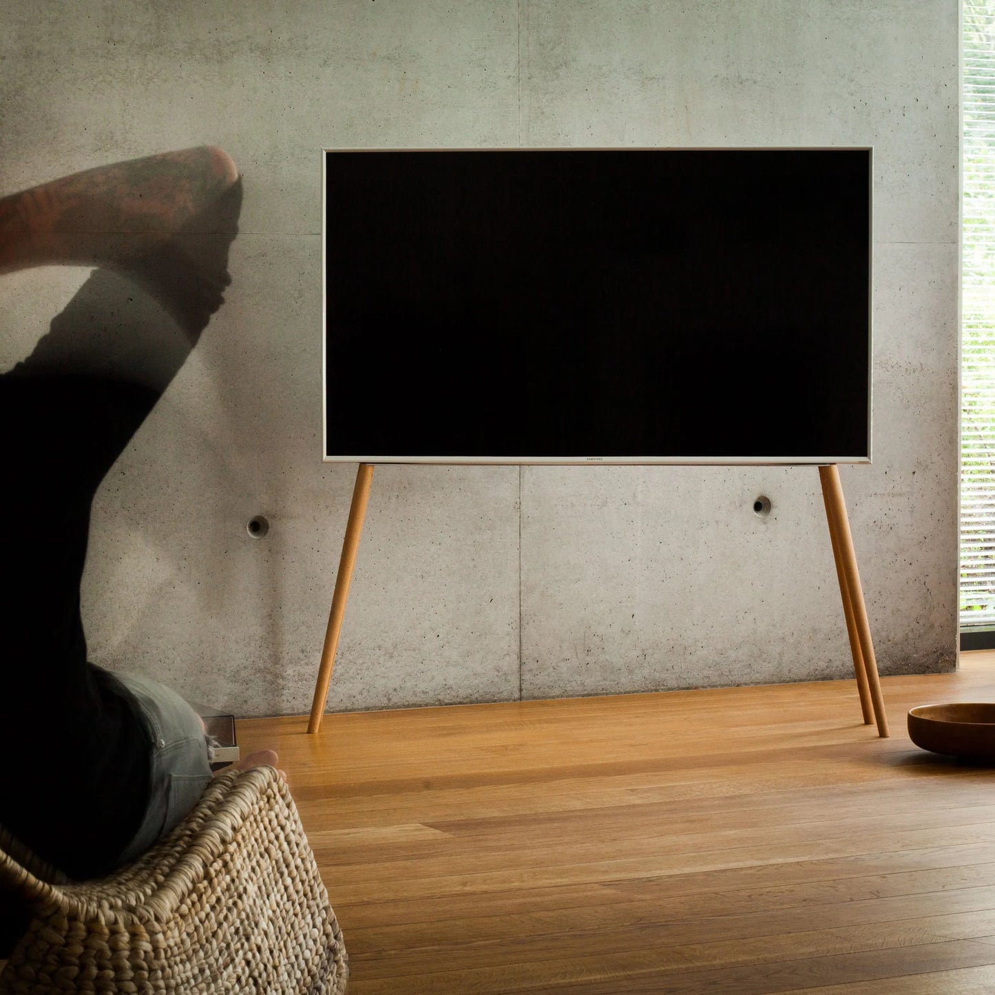 WOOD TV stander - Minimalistisk TV stativ fremstillet af bæredygtigt træ
